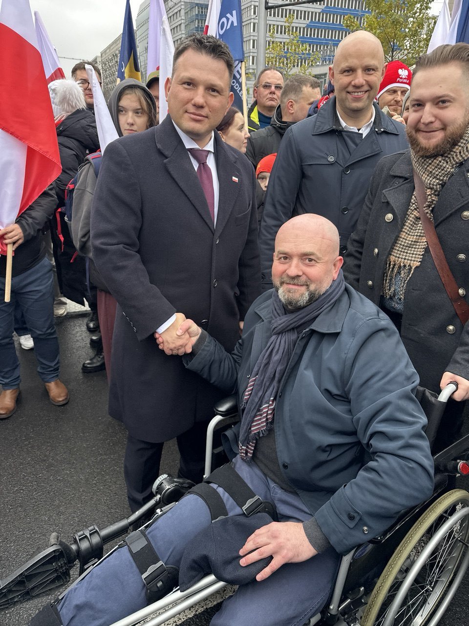 Sławomir Mentzen i politycy Konfederacji na Marszu Niepodległości 2025 w Warszawie