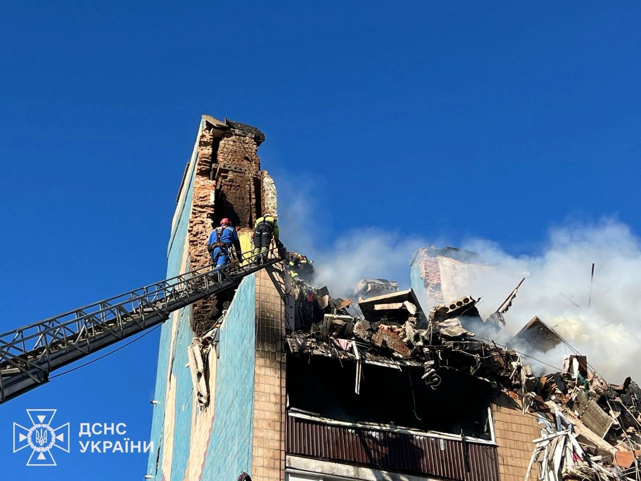 Znszczony blok w Tarnopolu podczas ostrzału rosyjskiego