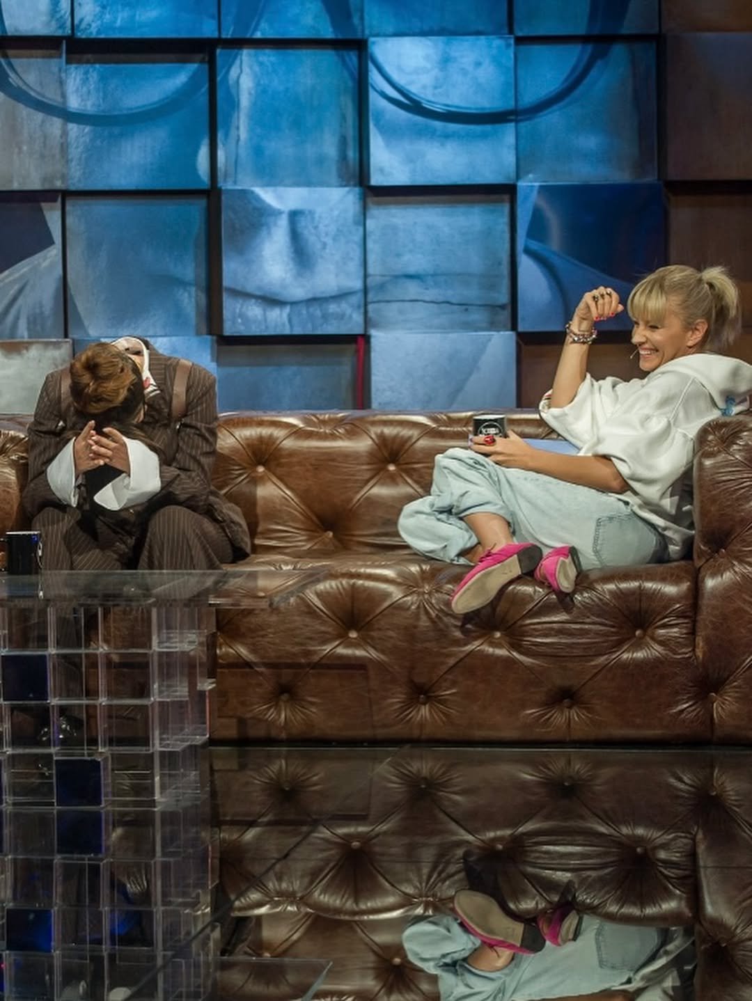 Viki Gabor i dorota szelągowska na kanapie