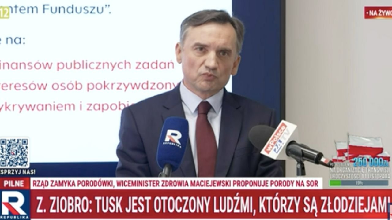 Kadr z konferencji prasowej Zbigniewa Ziobry w Budapeszcie