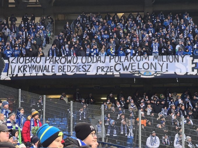 Trybuny kibolskie z napisem obrażającym Zbigniewa Ziobrę w Poznaniu