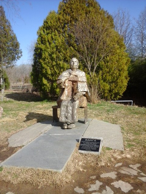 Pomnik Baby Wangi w parku