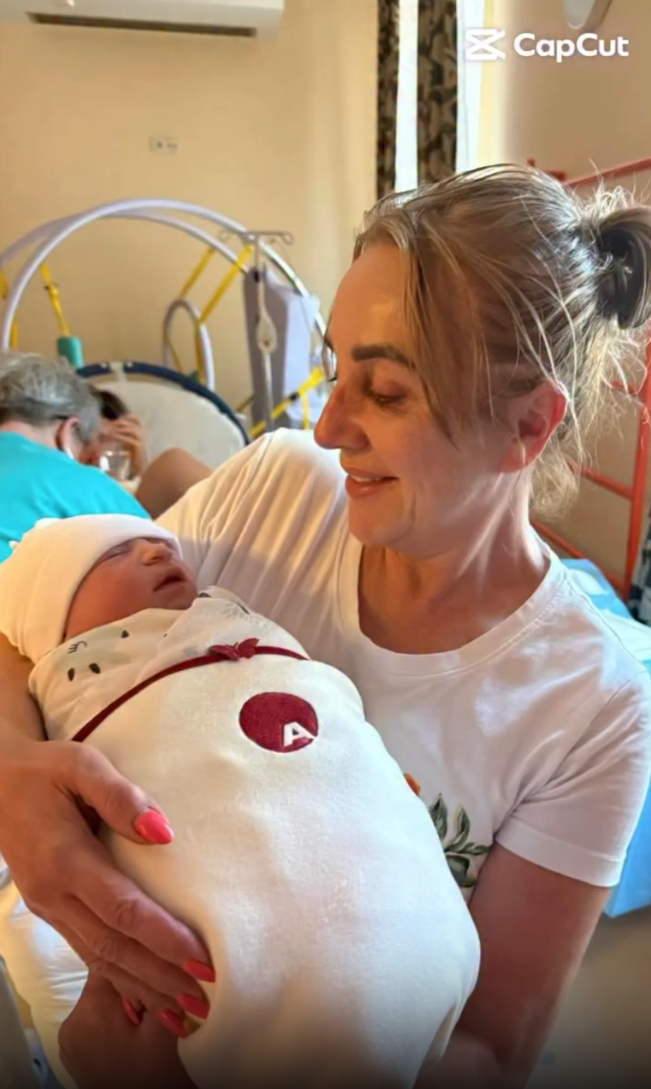 Danuta Martyniuk z wnuczkiem Florianem tuż po porodzie