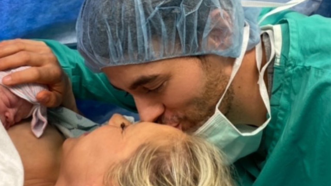 50-letni Enrique Iglesias po raz czwarty został tatą. Anna Kurnikowa do końca ukrywała ciążę