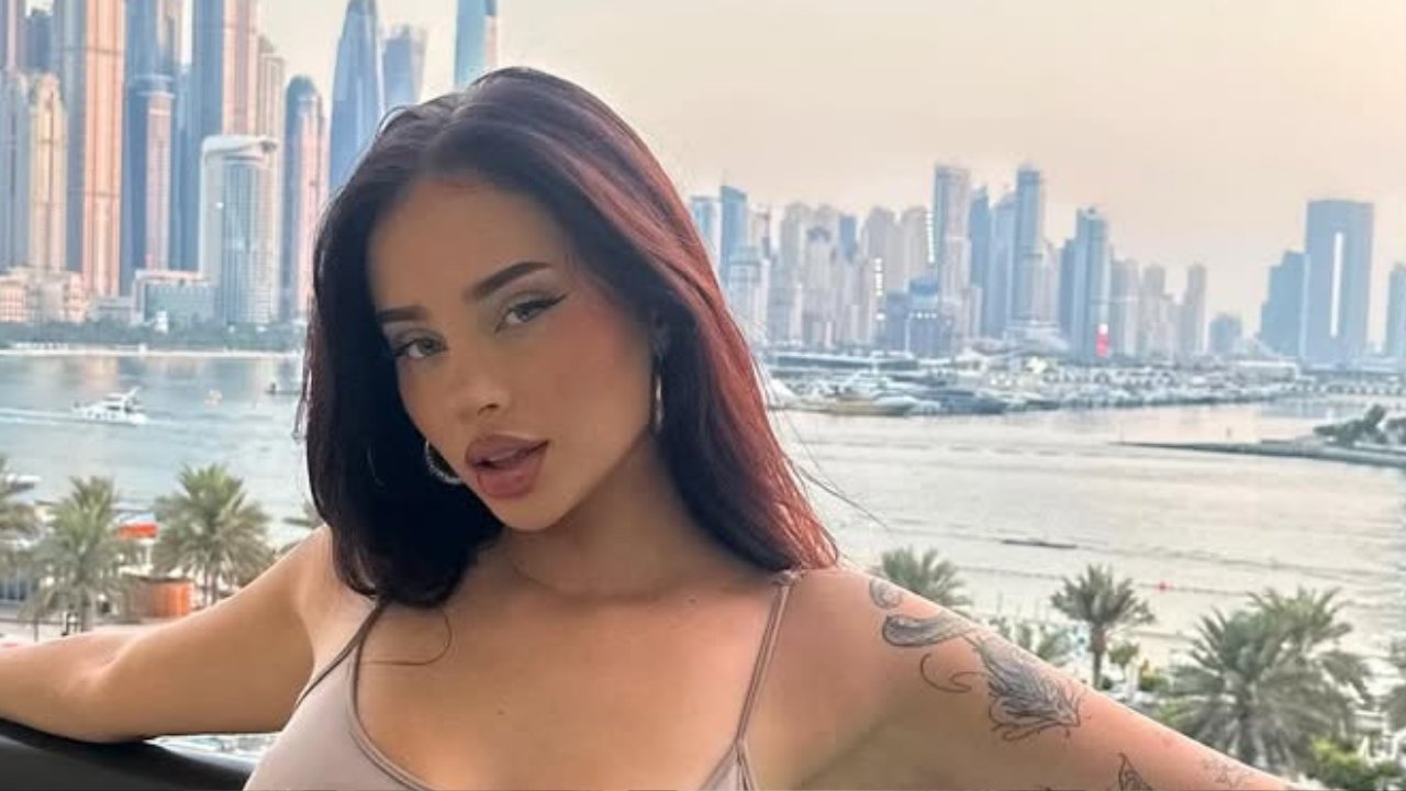 Fagata z dumą eksponuje "nowe dziewczyny", które dopiero co powiększyła. Robią wrażenie? [wideo]