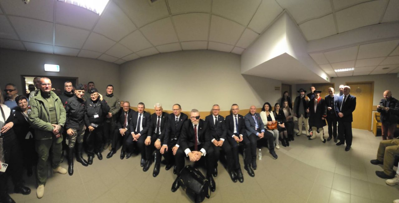 Grzegorz Braun ze zwolennikami na korytarzu sądowym