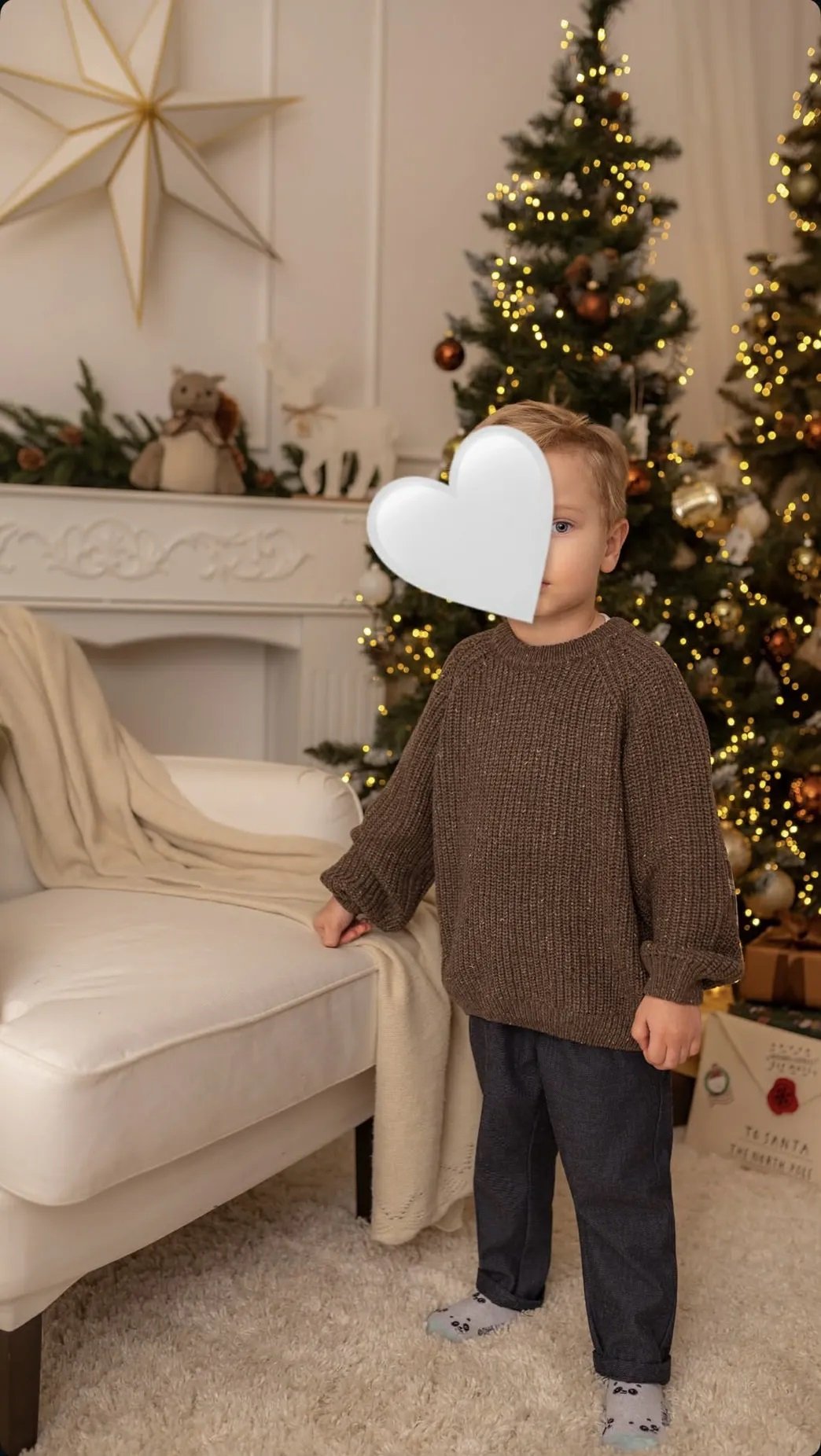 syn joanny opozdy na tle choinki