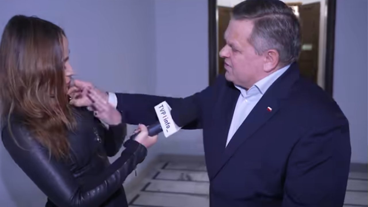 Senatorowi PiS skończyły się argumenty, więc użył rąk. "Proszę mnie nie dotykać!" - protestowała dziennikarka [wideo]