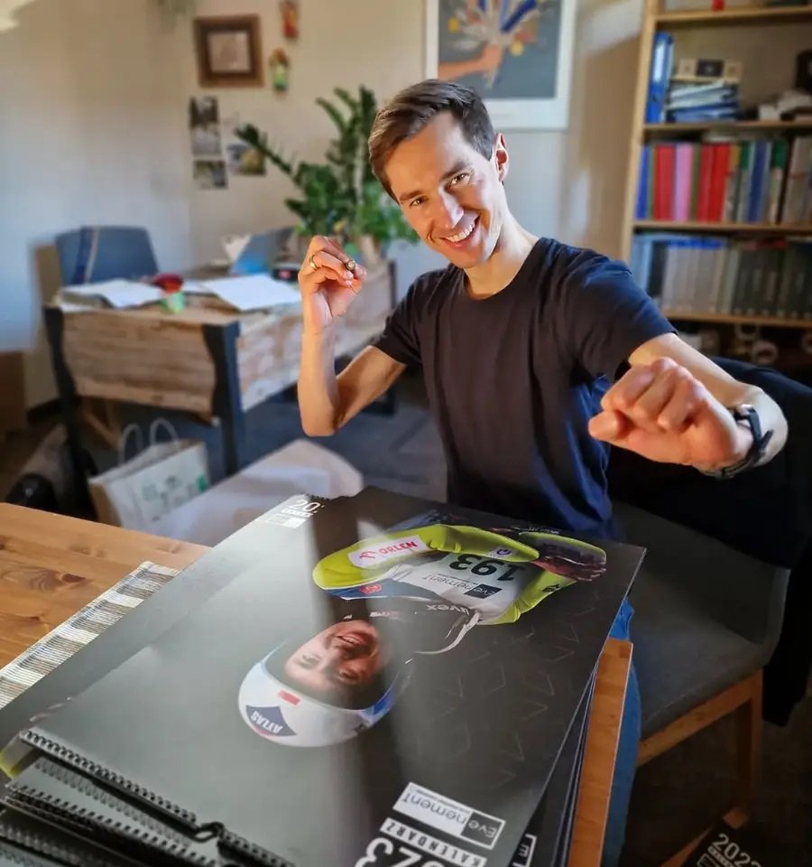 kamil stoch w czarnej koszulce