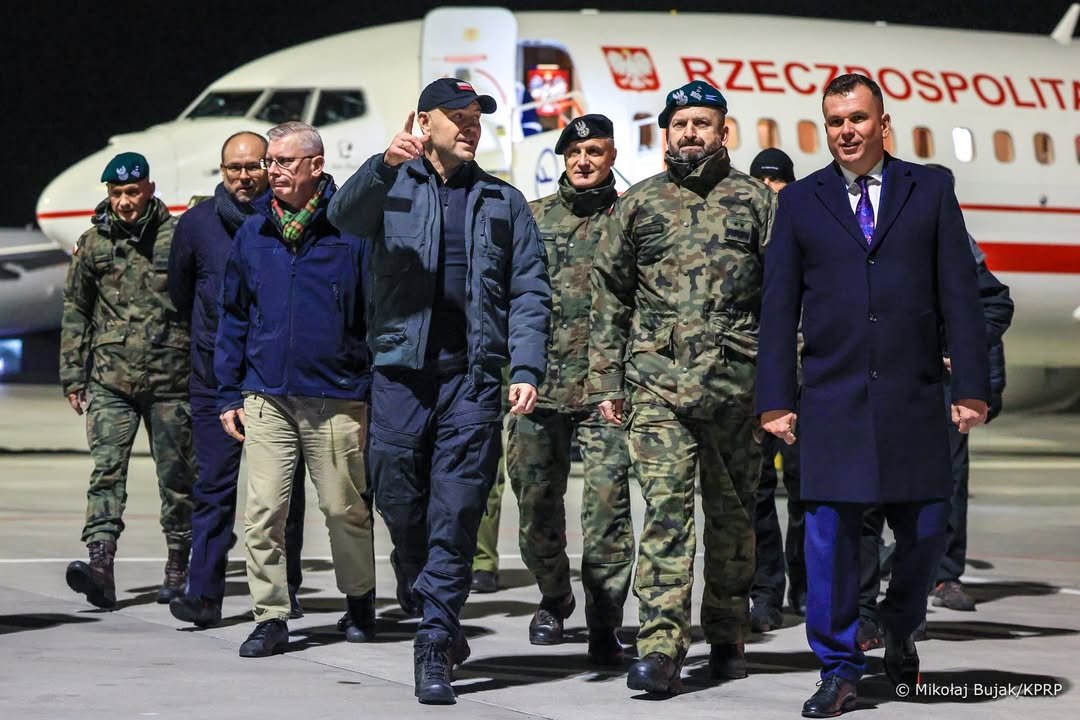 Karol Nawrocki z żołnierzami