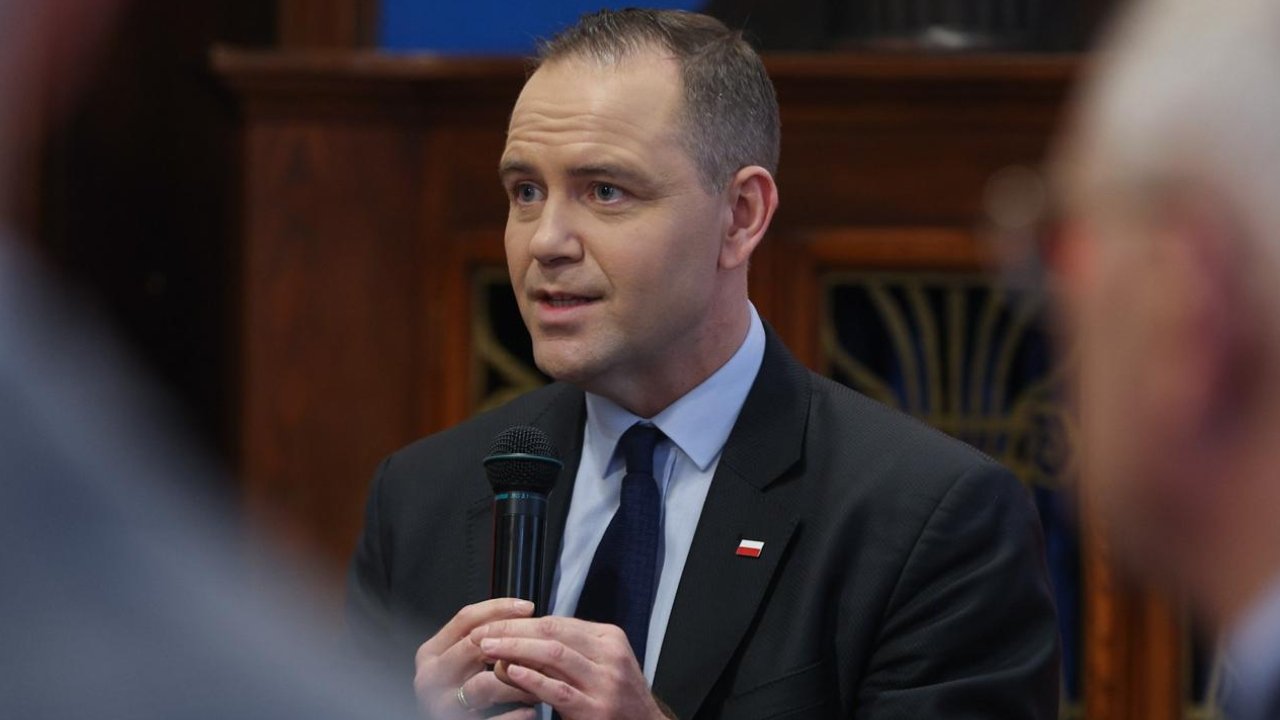 Szokujące kulisy spotkania w Pałacu. Karol Nawrocki ostentacyjnie żuł sn.sy i śmiał się szefom służb w twarz.