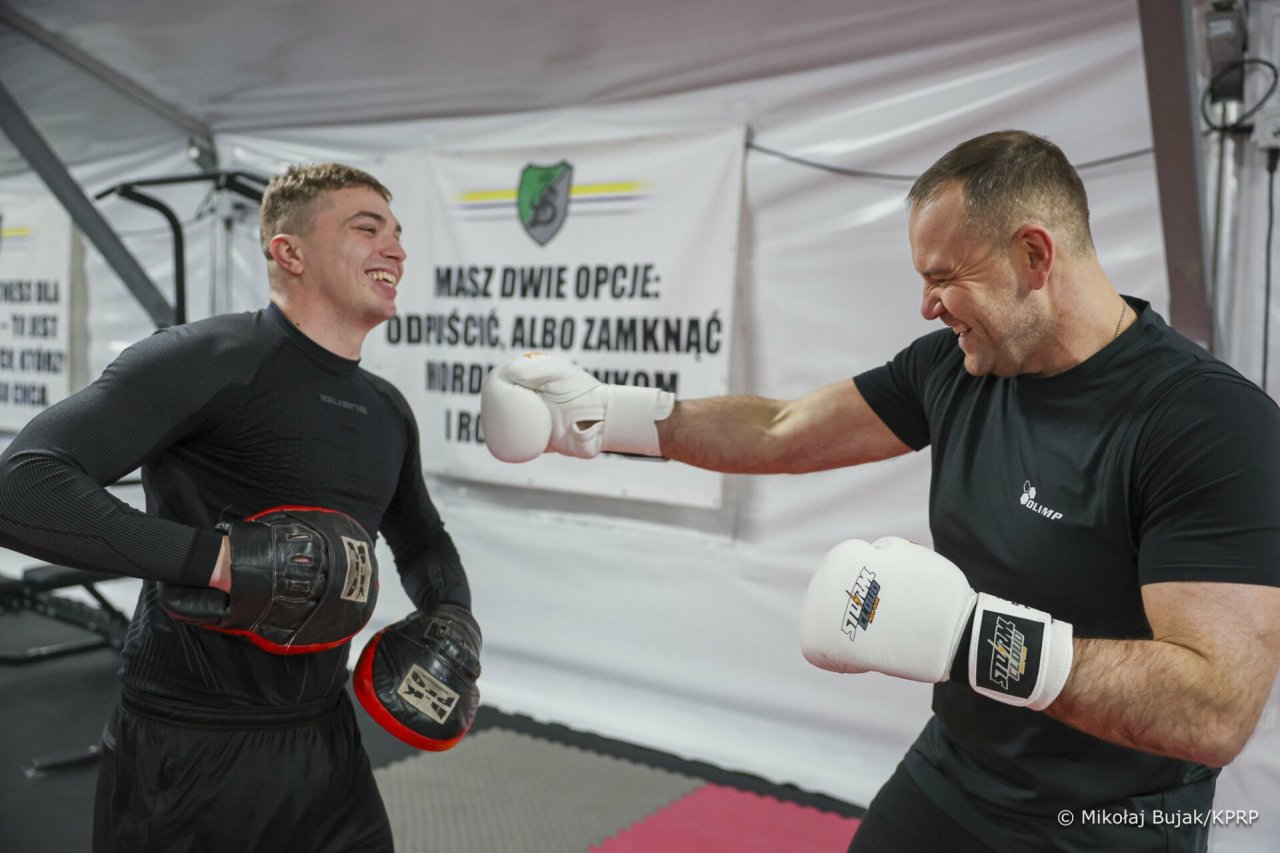Karol Nawrocki boksuje w czasie wigilijnej wizyty w jednostce wojskowej