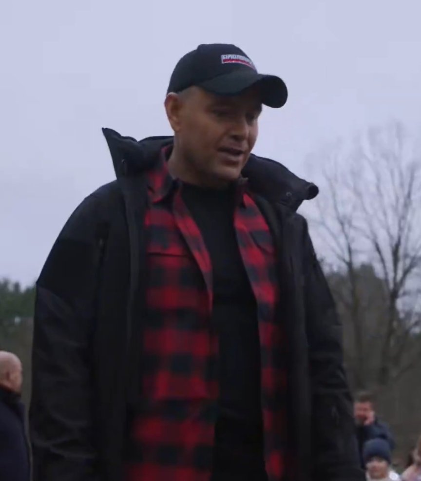 Karol Nawrocki w stylizacji na drwala