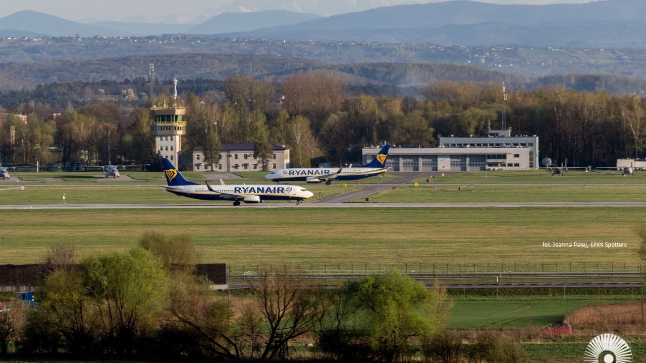 Horror na niebie nad Krakowem! Samoloty krążyły bez końca, pasażerowie zamarli z przerażenia. Wiemy, co się stało