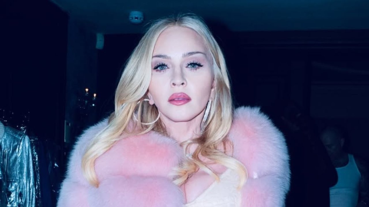 Jedni w jej wieku leczą zaćmę, ona wije się i wypina tył w gorsecie. Nowe zdjęcia Madonny bulwersują [galeria]