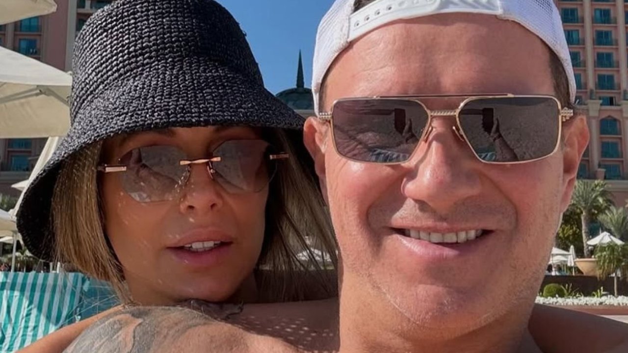 Małgorzata Rozenek pozuje w stroju Ewy, a Radziu robi za żywy stanik. "Prawdziwy skarb trzyma w rękach"