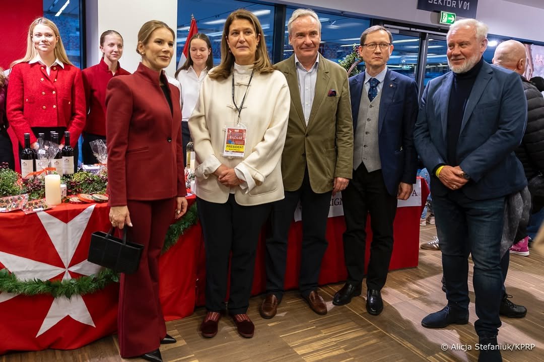 marta nawrocka w bordowym garniturze