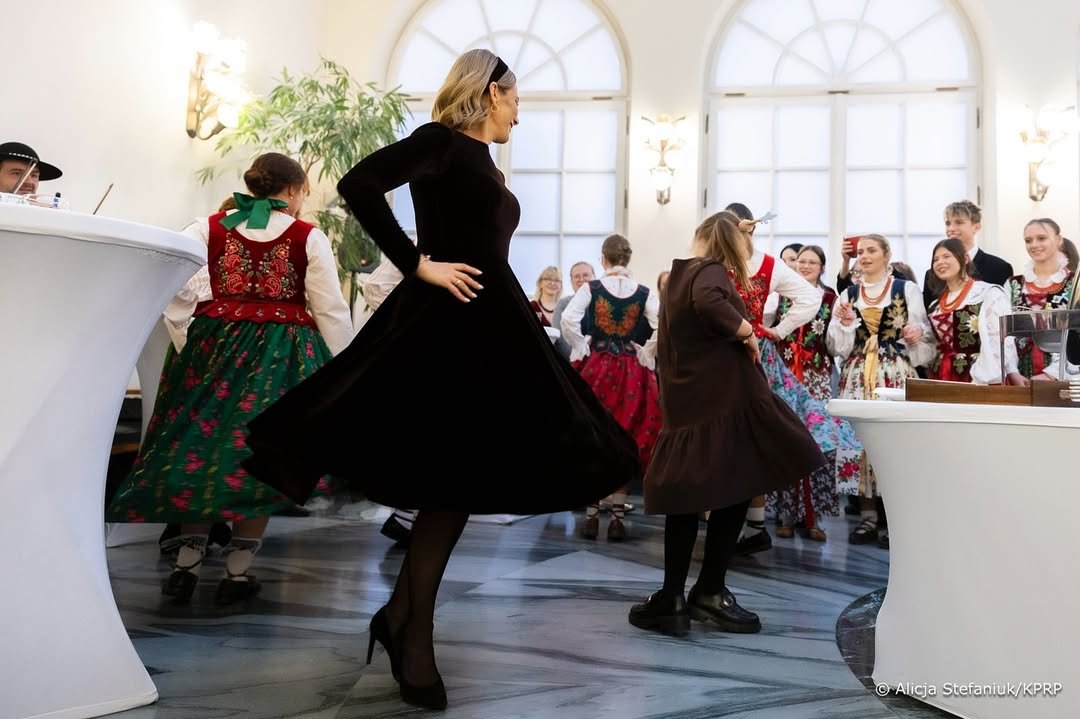 marta nawrocka w czarnej sukience