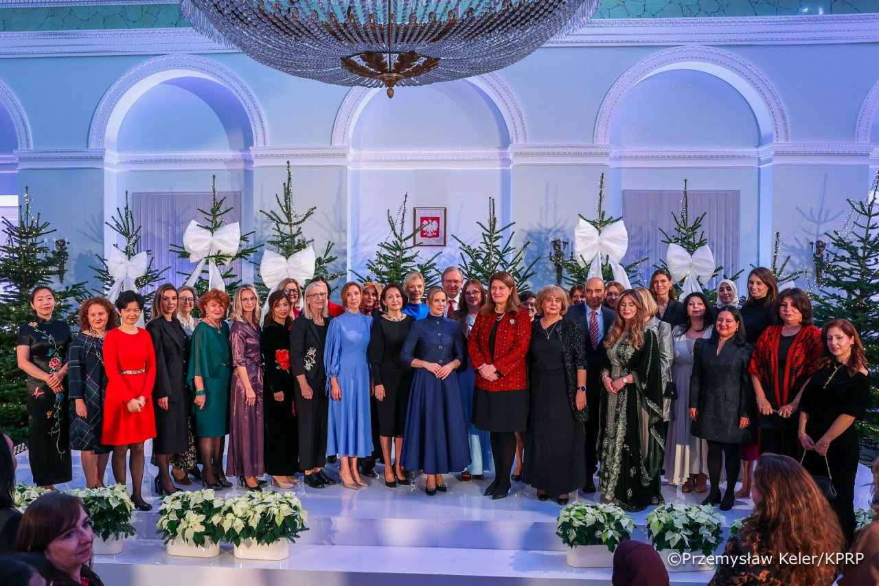 marta nawrocka w niebieskiej kreacji