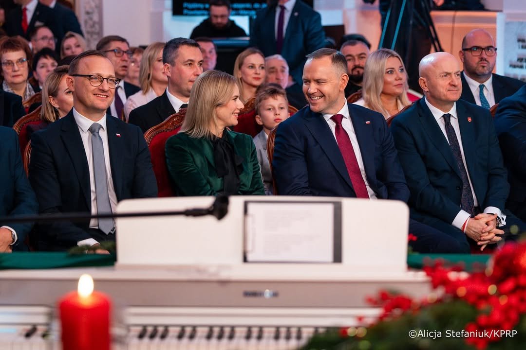 Marta Nawrocka i Karol Nawrocki w trakcie koncertu kolęd TV Republika Boże Narodzenie 2025