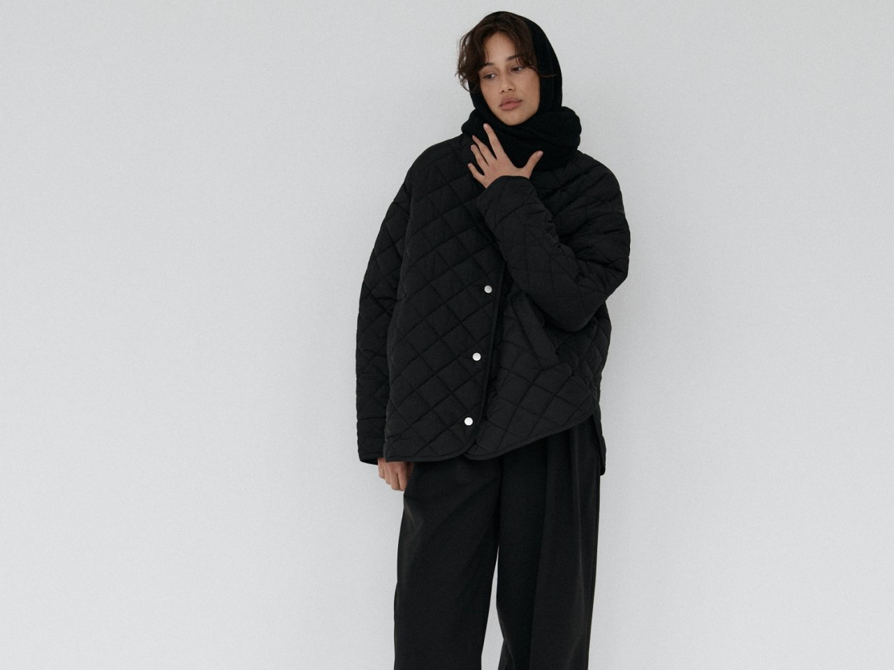 Kobieta w czarnej kurtce oversize