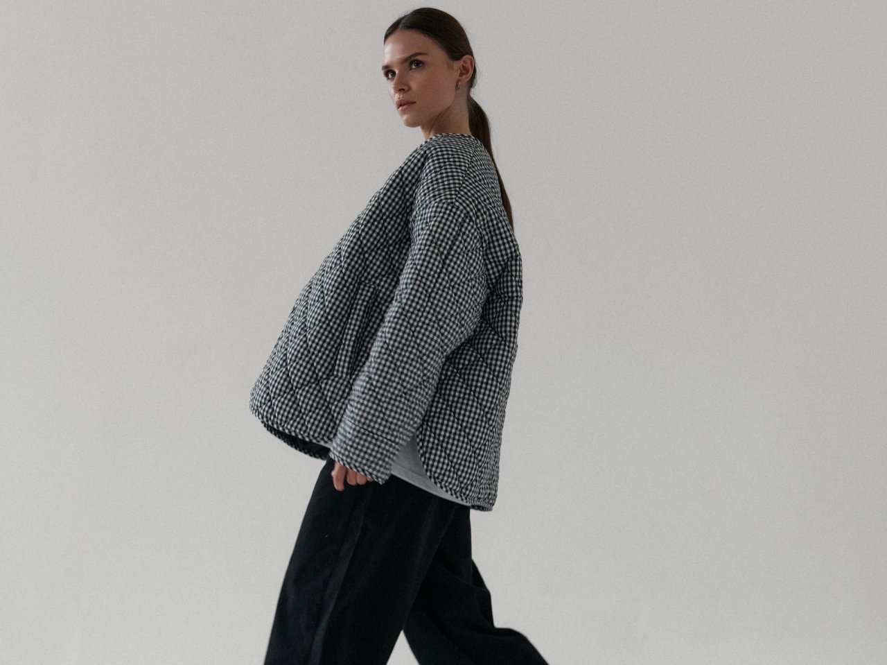 Kobieta w szarej kurtce oversize