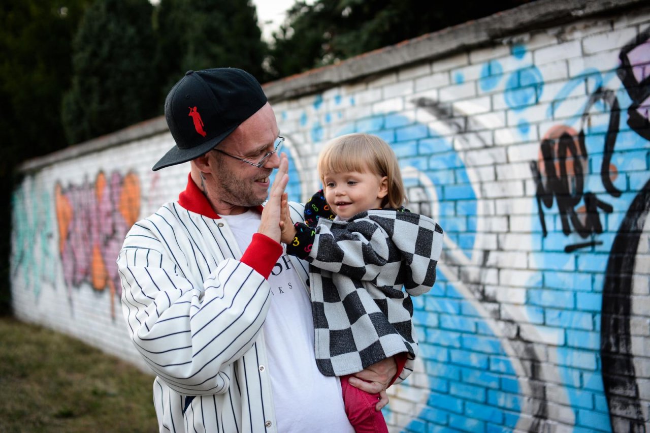 pono z córką na rękach