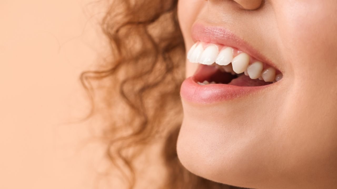 Nie tylko drobne korekty. Nakładki Invisalign® mogą leczyć zaawansowane wady zgryzu