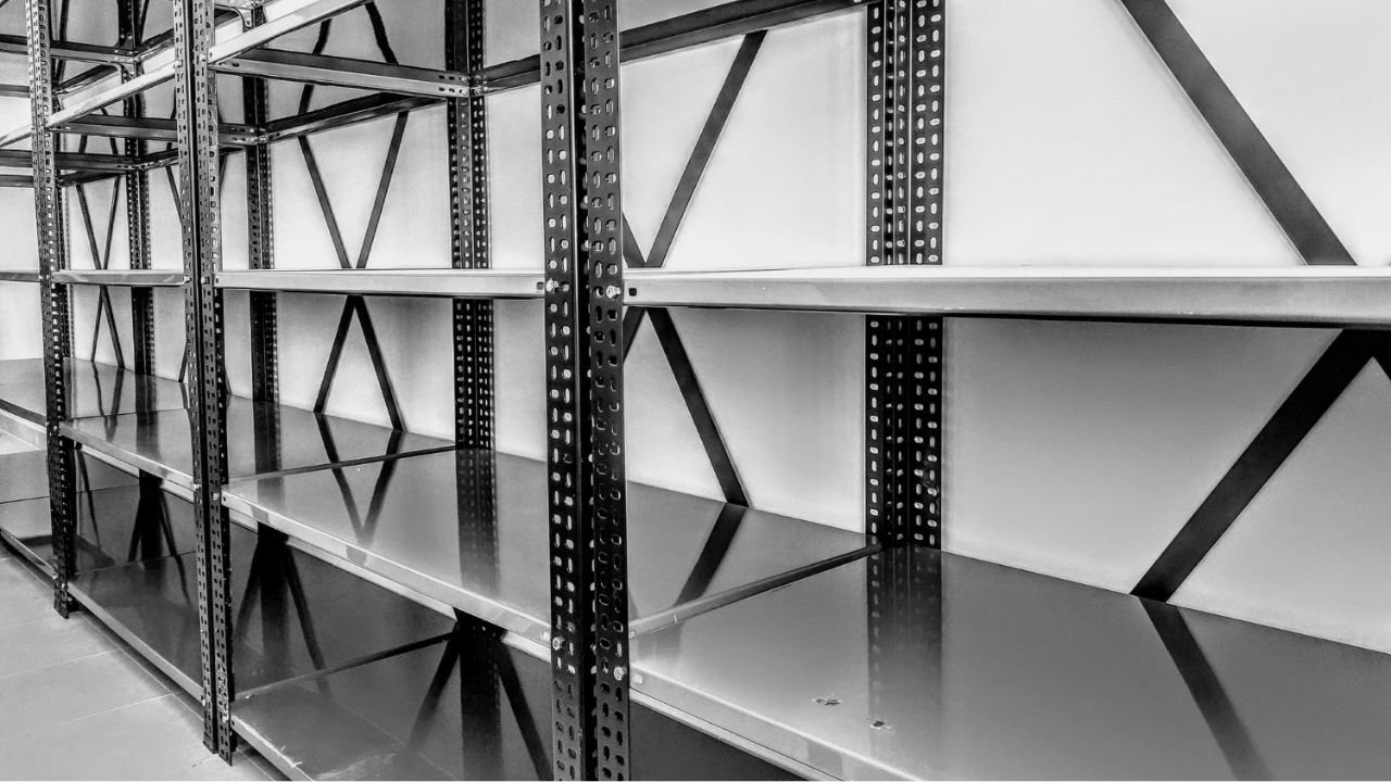 Regały metalowe – wszechstronne rozwiązanie do przechowywania w każdym środowisku