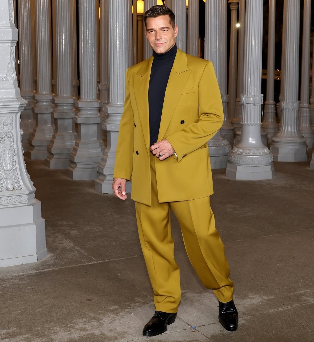 Ricky Martin w limonkowym garniturze na gali
