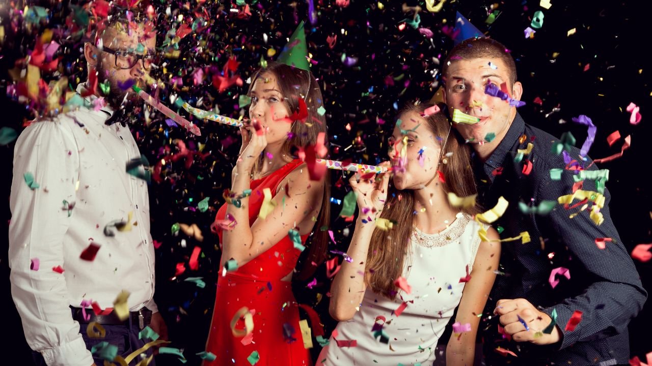 Grupa ludzi na imprezie sylwestrowej