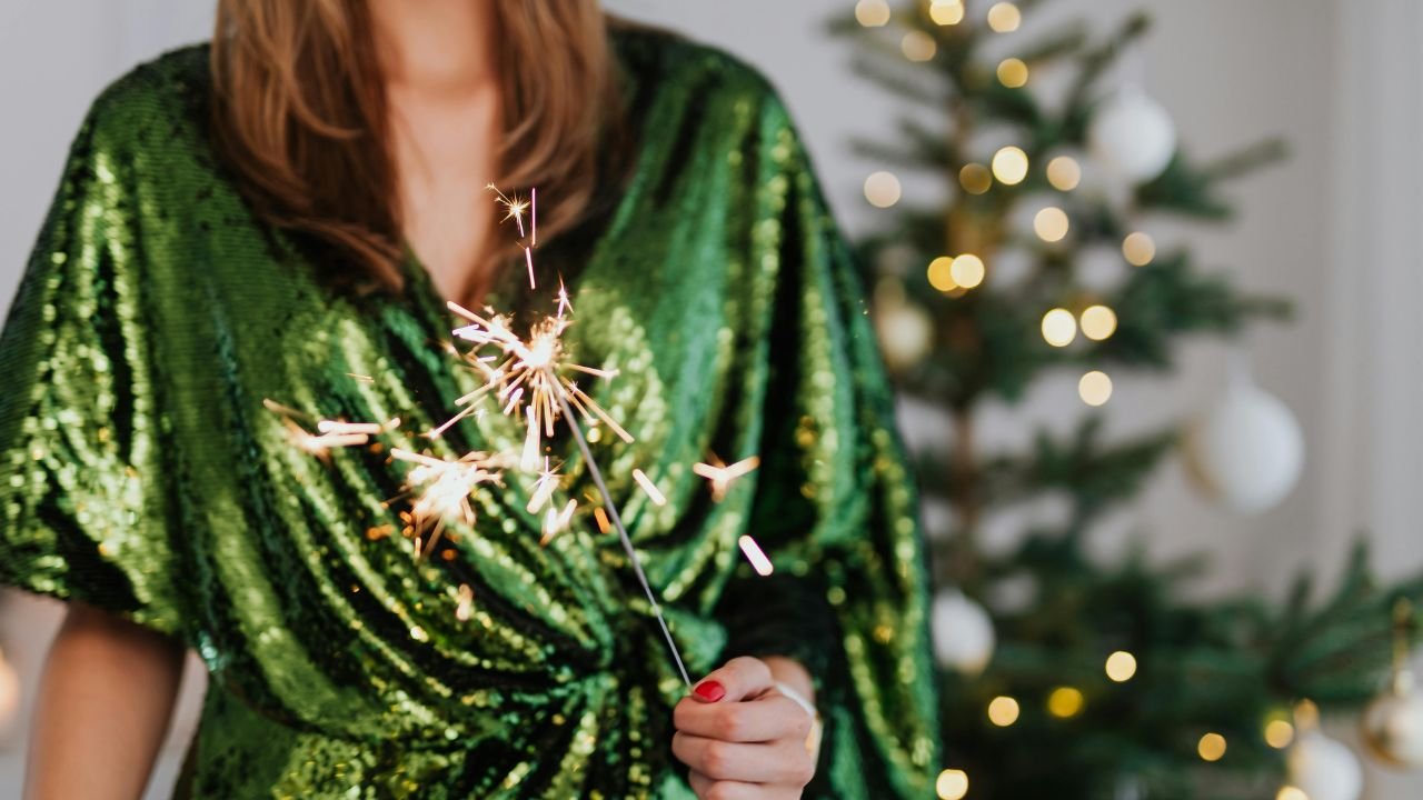 Kobieta w zielonej cekinowej sukience na imprezie sylwestrowej