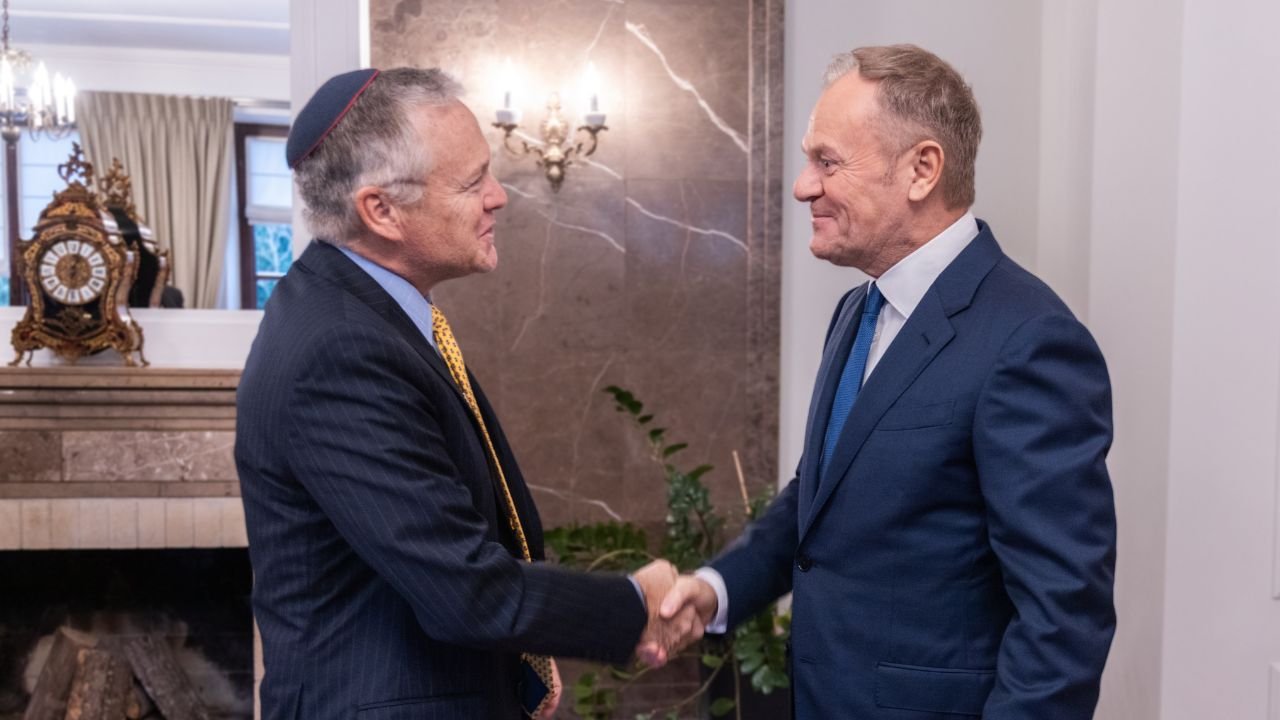 Ambasador USA nie mógł się powstrzymać od zachwytów nad... Tuskiem. "Wielki patriota"