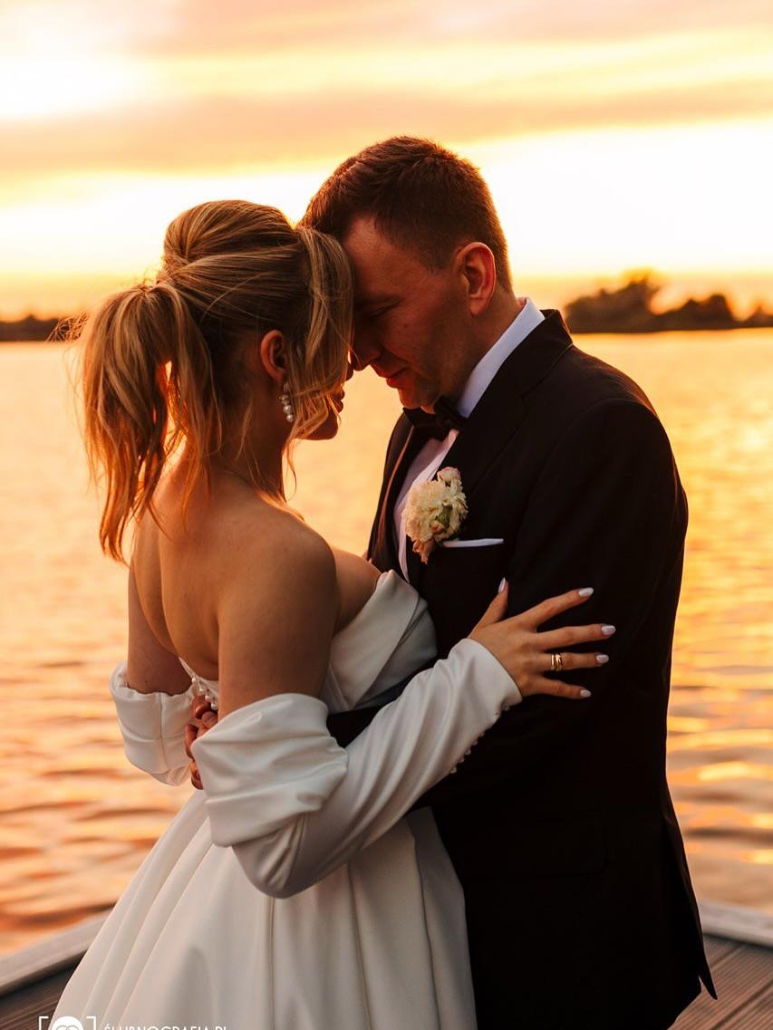 Weronika i Łukasz Schreiber zdjęcie ślubne o zachodzie słońca
