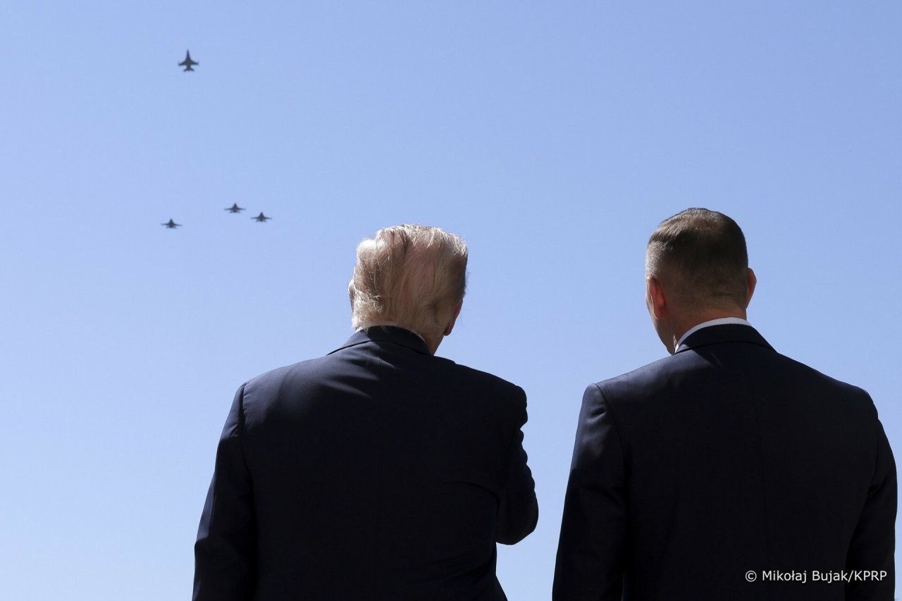 Donald Trump z Karolem Nawrockim w czasie specjalnego pokazu lotniczego ku pamięci Macieja Krakowiana