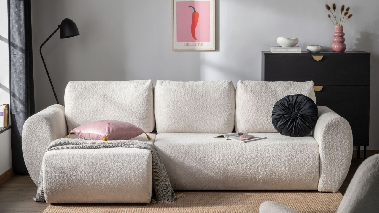 Aksamit, welur czy bouclé? Oto najpiękniejsze narożniki do salonu z najmodniejszych tkanin