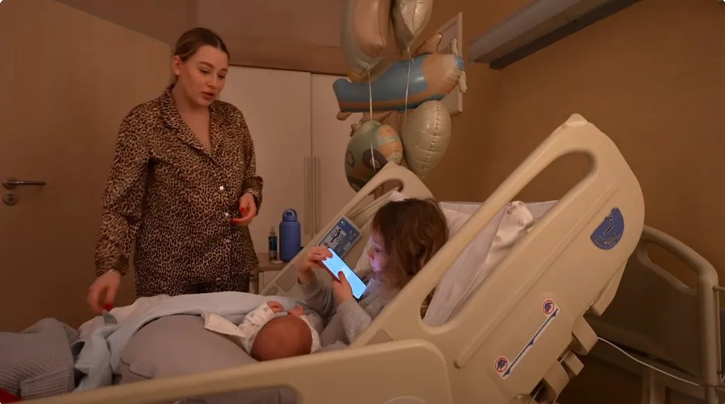 Adziaks wręcza córce telefon