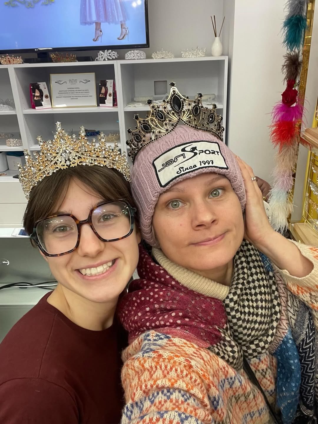 Julia Gąsowska z mamą Anną Głogowską na przymiarce sukienki na studniówkę