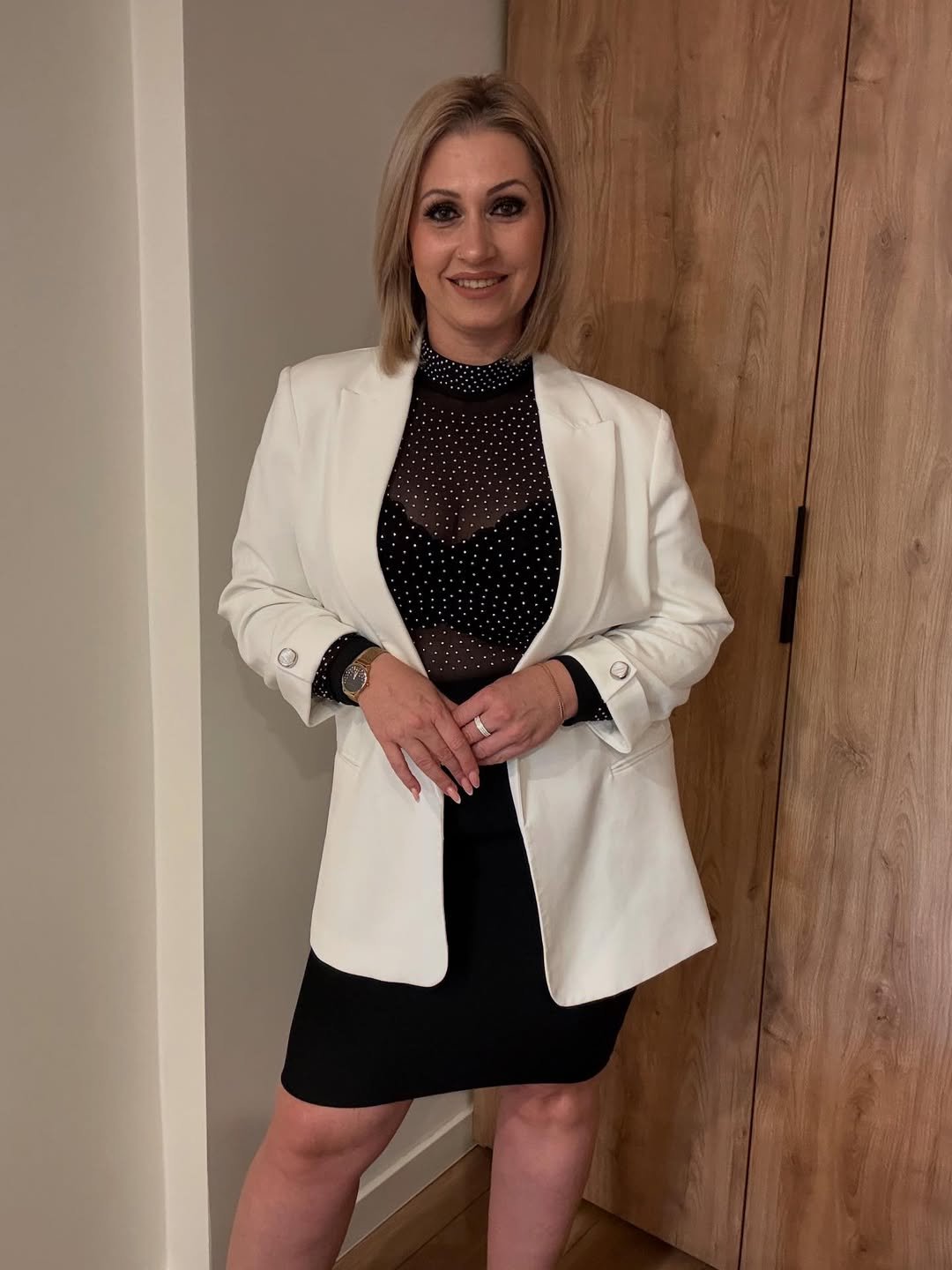 izabela juszczak w białej marynarce