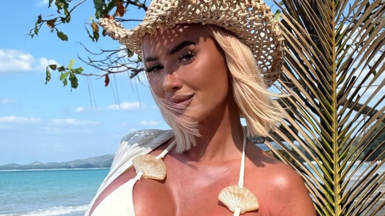 Izabela Macudzińska osłania podrasowany przód mikroskopijnymi trójkącikami. Szok, to mało powiedziane