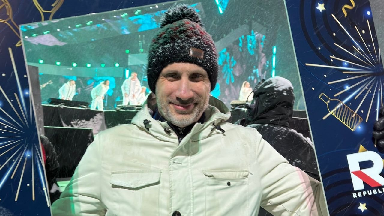 Janusz Kowalski w czapce z pomponem szaleje za 2 mln zł z kieszeni podatnika. "Tak trzeba żyć!"