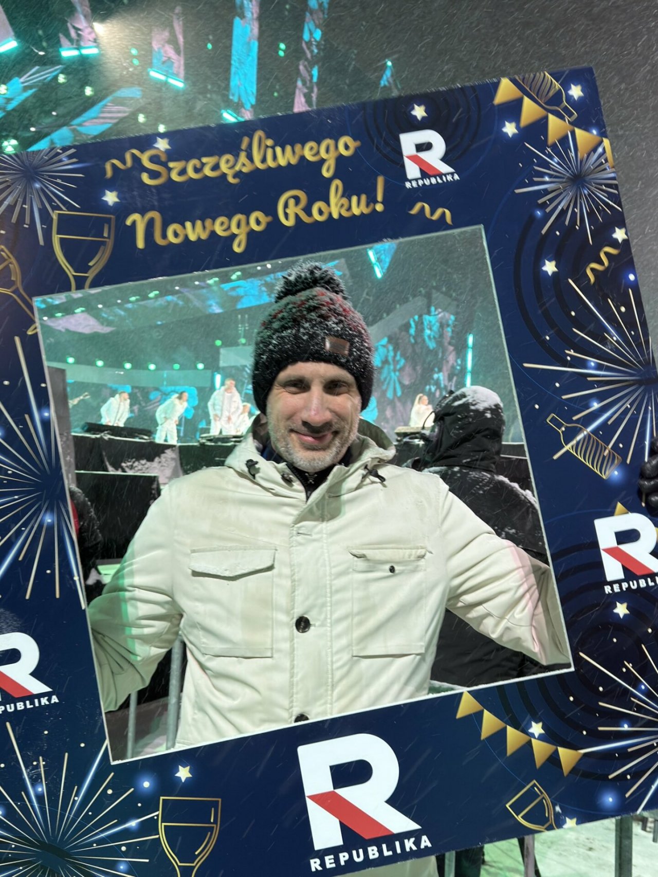 Janusz Kowalski w czapce z pomponem na sywestrze tv republika w chełmie 2025