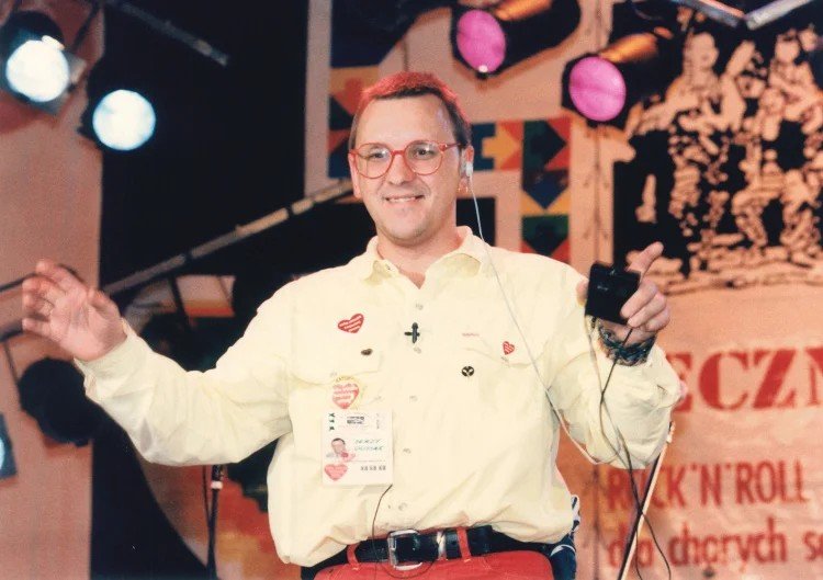 Jerzy Jurek Owsiak w charakterystycznej żółtej koszuli 1. finał wośp wielkiej orkiestry świątecznej pomocy