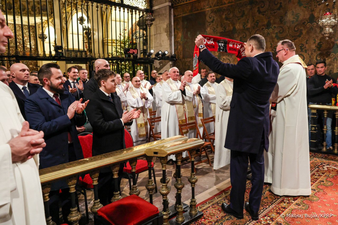 Karol Nawrocki z kibicowskim szalkiem na Jasnej Górze w czasie pielgrzymki kibiców 2025