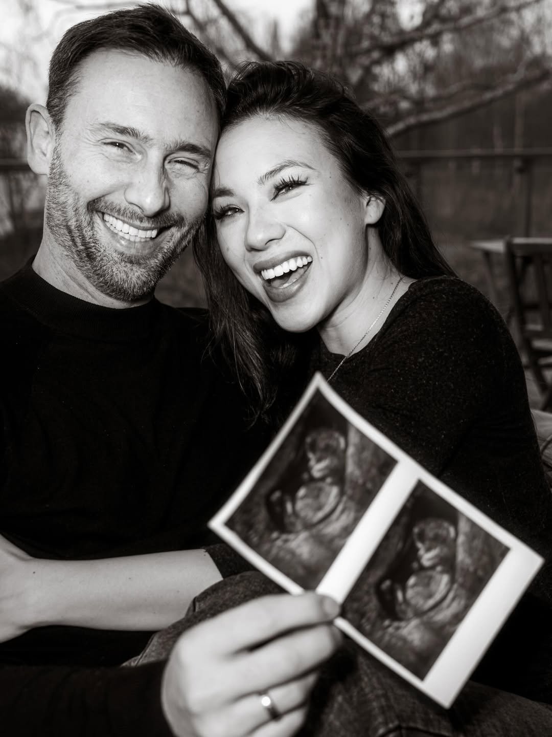 Słąwosz i ALeksandra Uznański-Wiśniewski ze zdjęciem usg ciąży