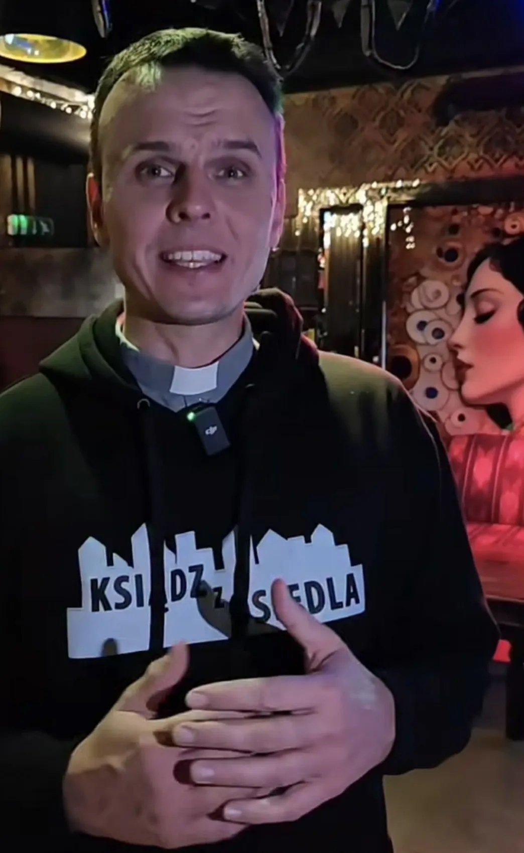 zbliżenie na twarz księdza z osiedla