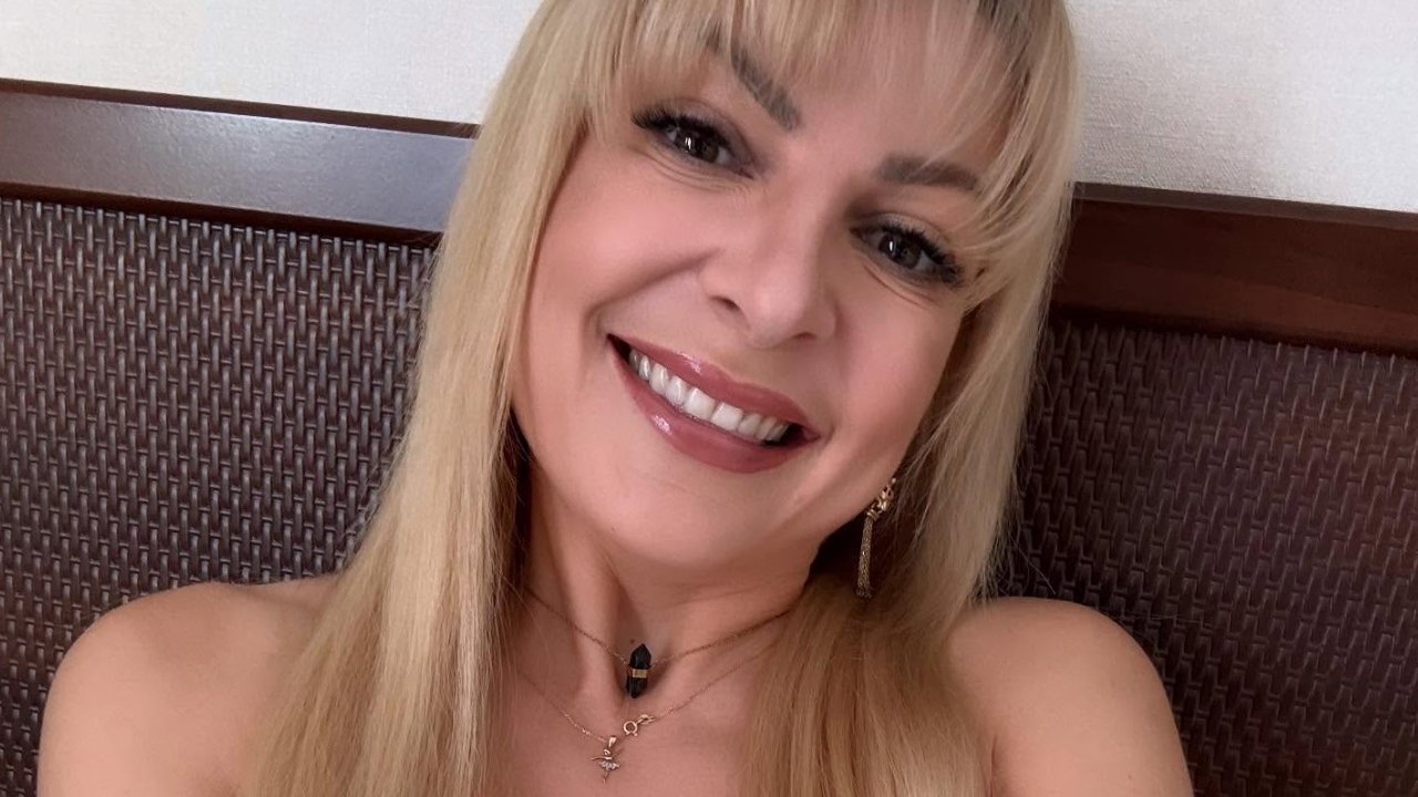 Magdalena Narożna pręży krągłości w kostiumie z wielkimi wycięciami. Fani reagują wprost: "Bezwstydnica" [wideo]