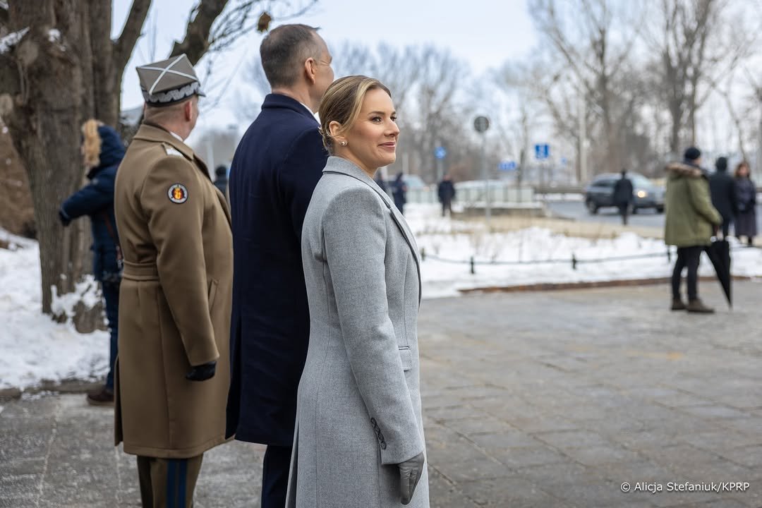 marta nawrocka w szarym płaszczu