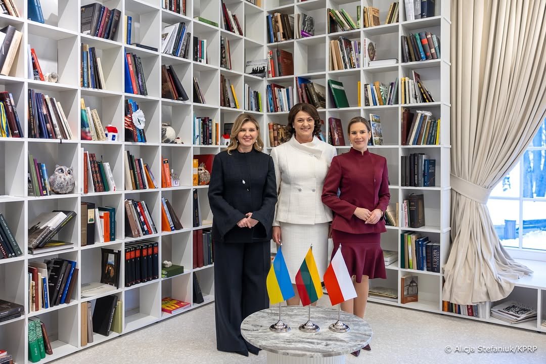 marta nawrocka w wilnie z bordowym komplecie