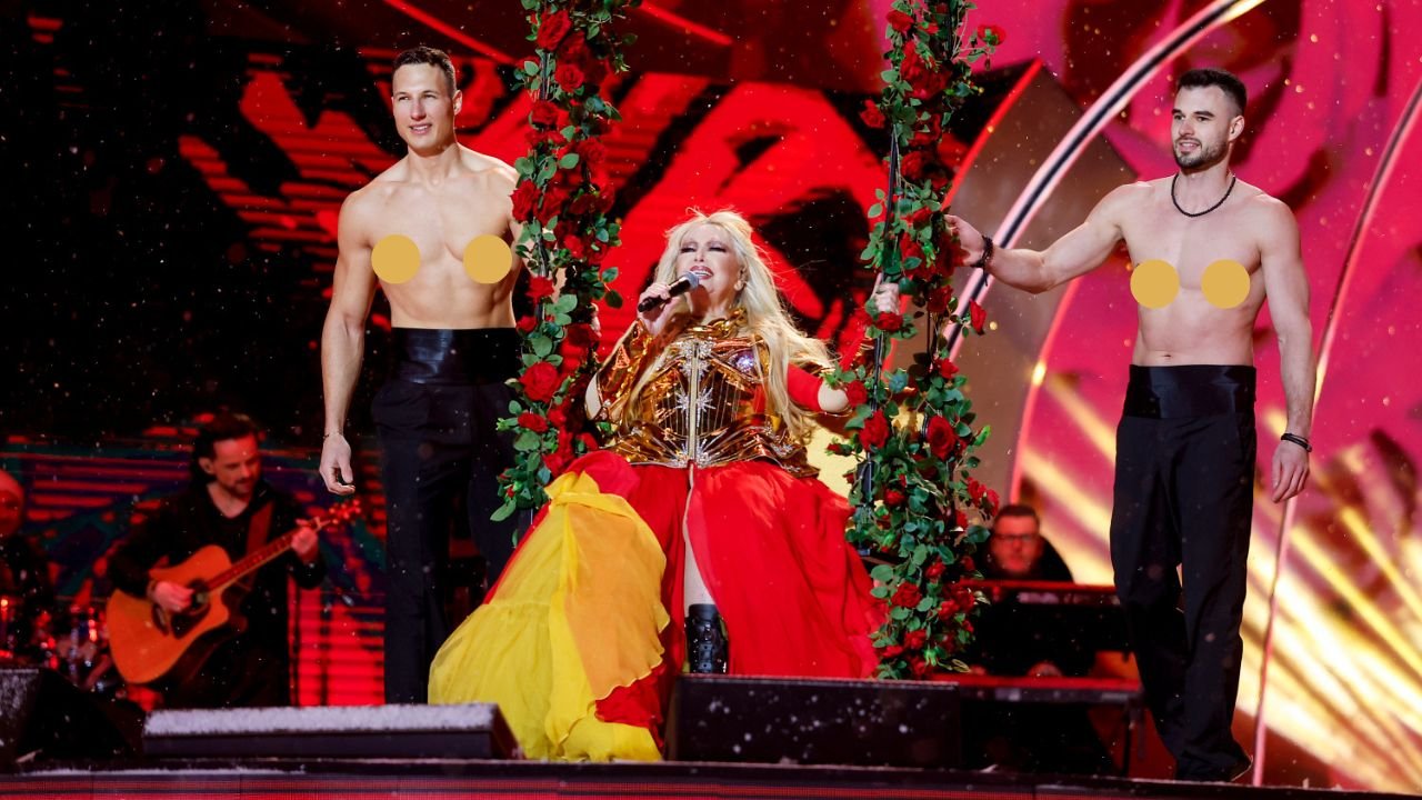 Maryla Rodowicz na kwiecistej chuśtawce z tancerzami Sylwester z Dwójką 2025 TVP